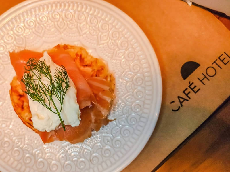 Cafe Hotel Espresso Bar Pinheiros São Paulo - Waffle de pão de queijo com salmão defumado